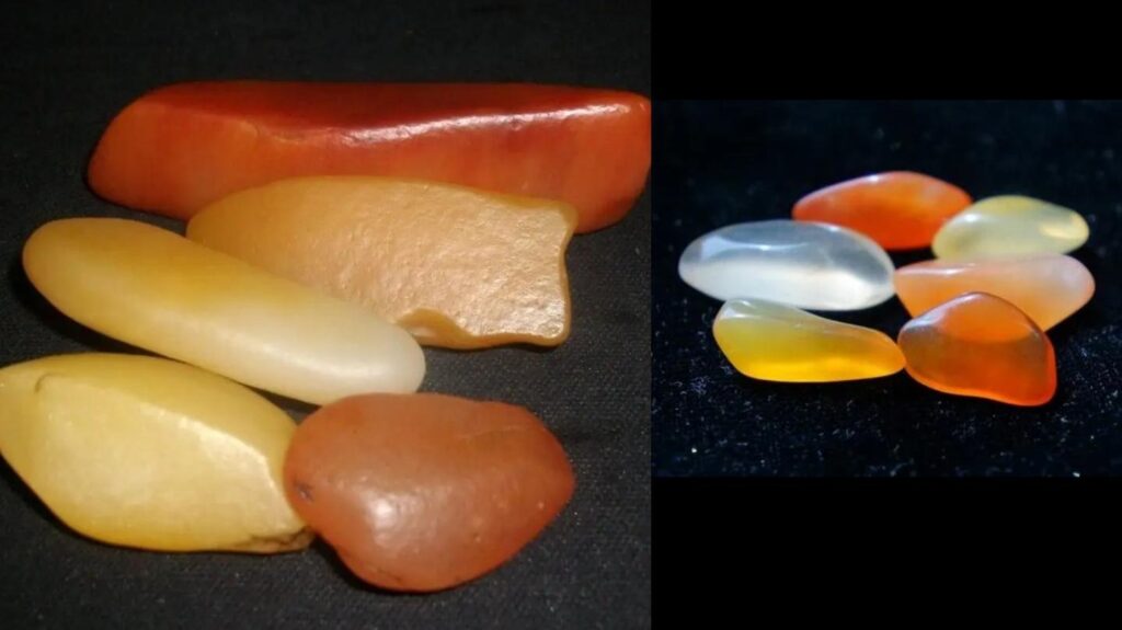 Translucent Jinsi Yu stones with a fine cryptocrystalline structure.