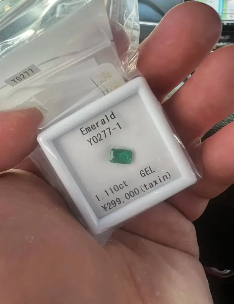 1.1-carat natural emerald priced at 290,000 JPY at a jewelry fair.