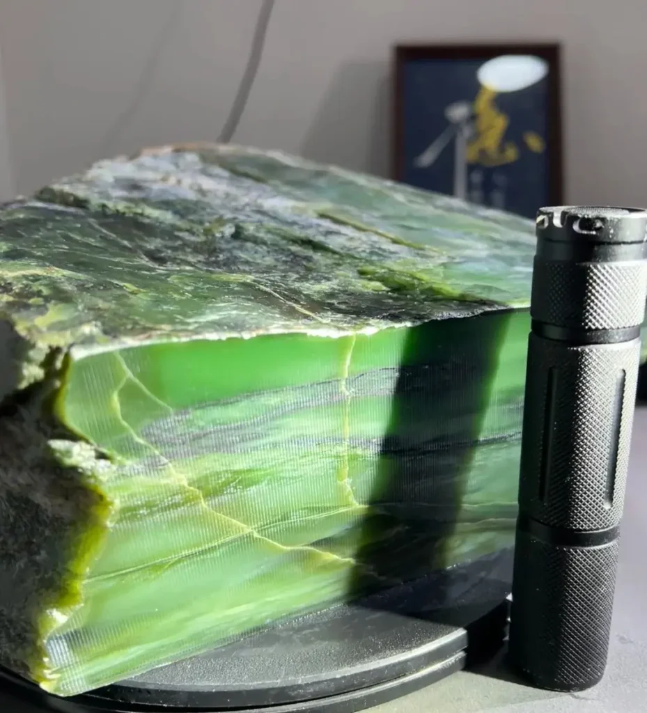 An 8.6kg Siberian raw jade with a 1cm-thick pale-green interlayer ribbon.