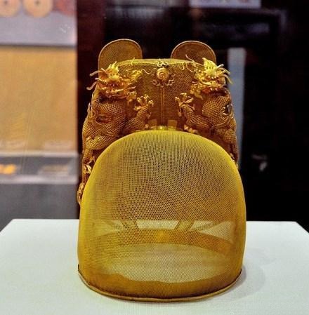 The "Gold Wing Crown" of Emperor Wanli, a masterpiece of Chinese filigree inlay woven from 0.2mm wire.