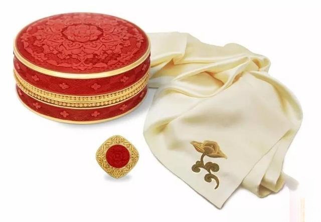 The "Harmony" gift set featuring carved lacquer, gold Filigree & Inlay, and Jing embroidery.