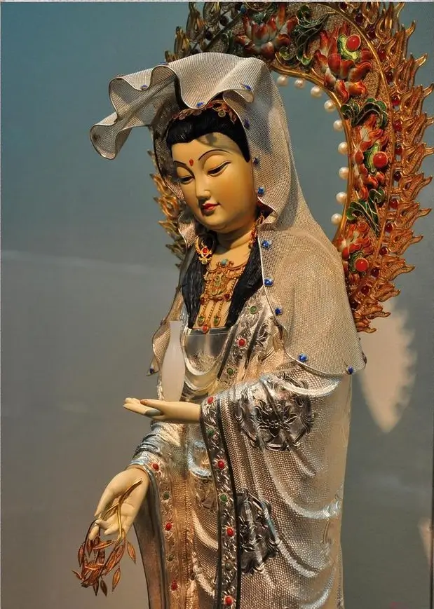 A "Willow Guanyin" sculpture by Master Cheng Shumei, featuring flowing gold filigree robes.