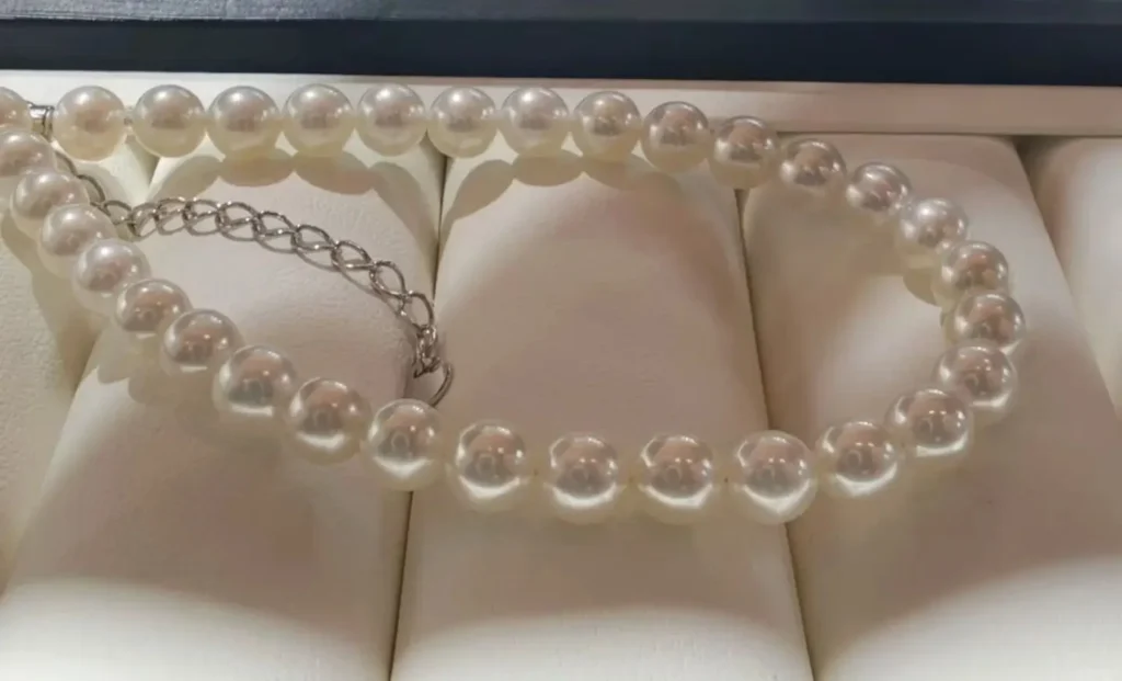 A 5-5.5mm natural non-tinted Akoya pearl bracelet displayed in a jewelry gift box.