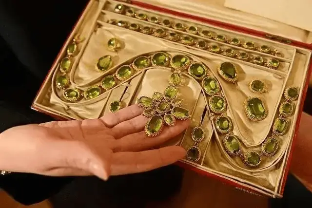 An antique 1816 jewelry suite gifted by George IV to Miss Coats, in a gold setting.