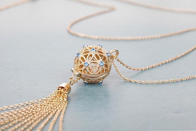 A modern "Emperor Yongzheng Style" fragrance sachet featuring traditional filigree patterns.