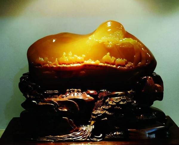 Exquisite stone carving "A Breath of Spring" by Liu Wanbing, featuring delicate natural motifs.