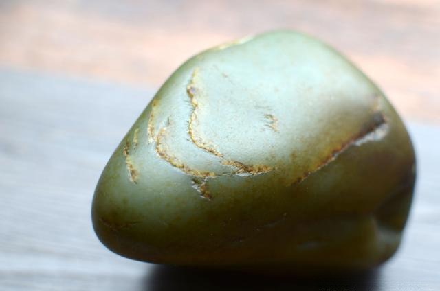 Raw Sha-zao-qing Nephrite seed material showing a silky, fibrous structure and oily luster.