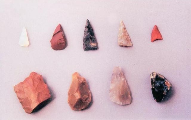  8,000-year-old agate scrapers excavated from the Chahai Site, a prehistoric artifact in Liaoning.