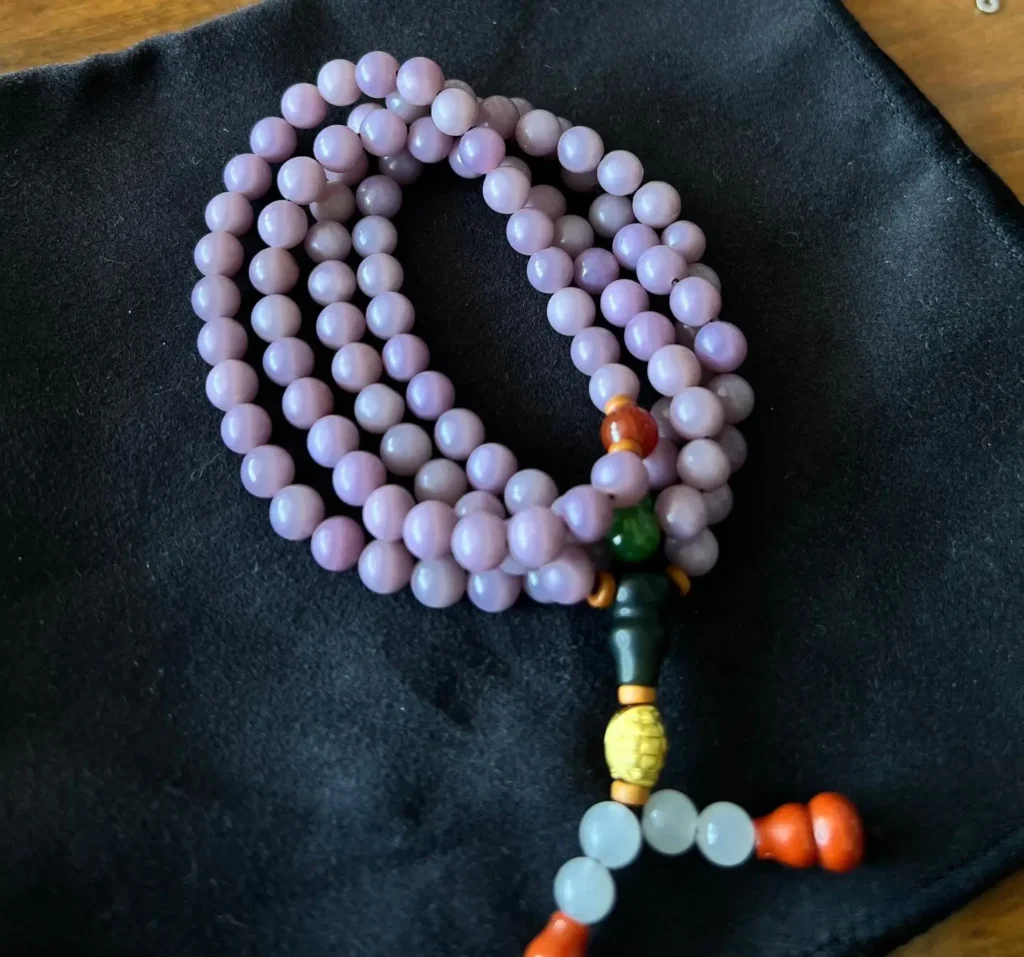 Taro purple Hetian jade bead necklace featuring vivid color and natural-looking white cotton.