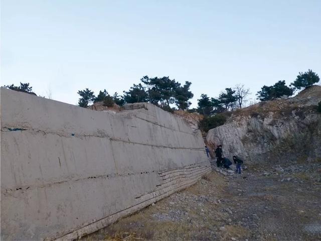 The "Agate Great Wall" in Fuxin, a 27-meter-long massive natural agate specimen with uneven thickness.