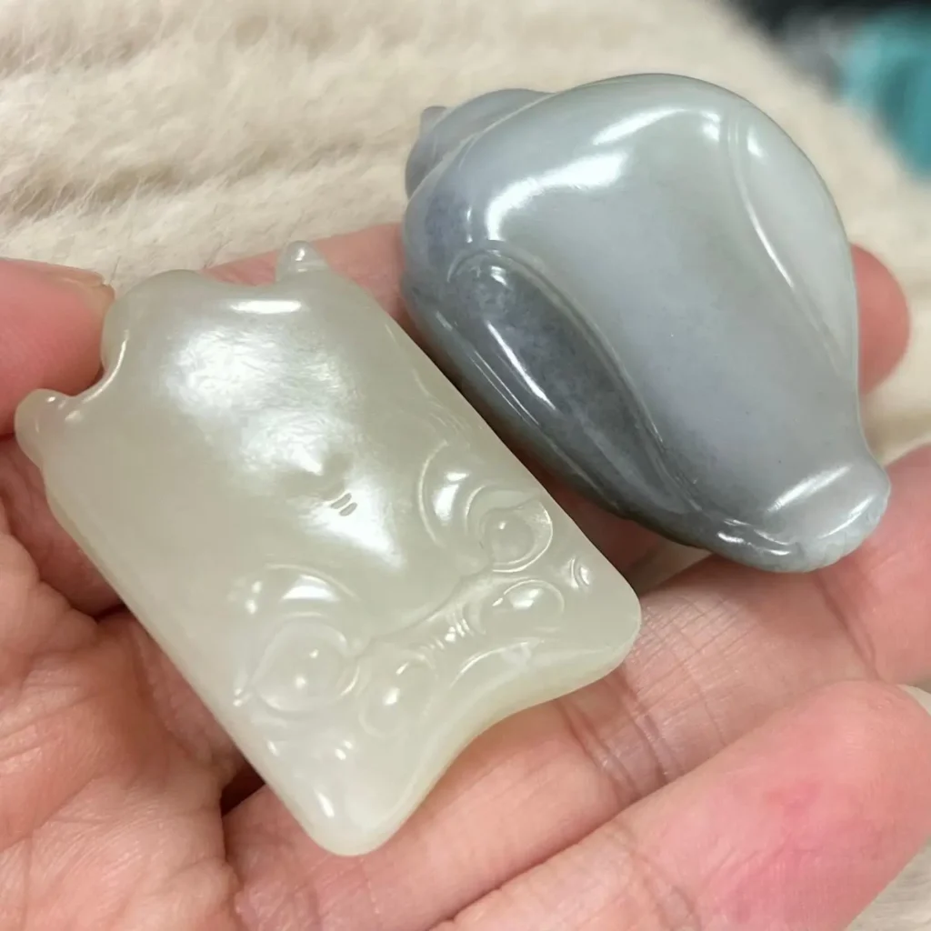 Machine polished jade (left) and hand-rubbed jade (right) showing surface texture differences.