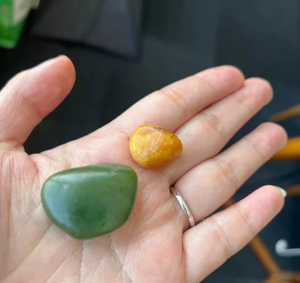 Authentic Jasper seed material (left) and mineral-oiled Kawa stone (right).