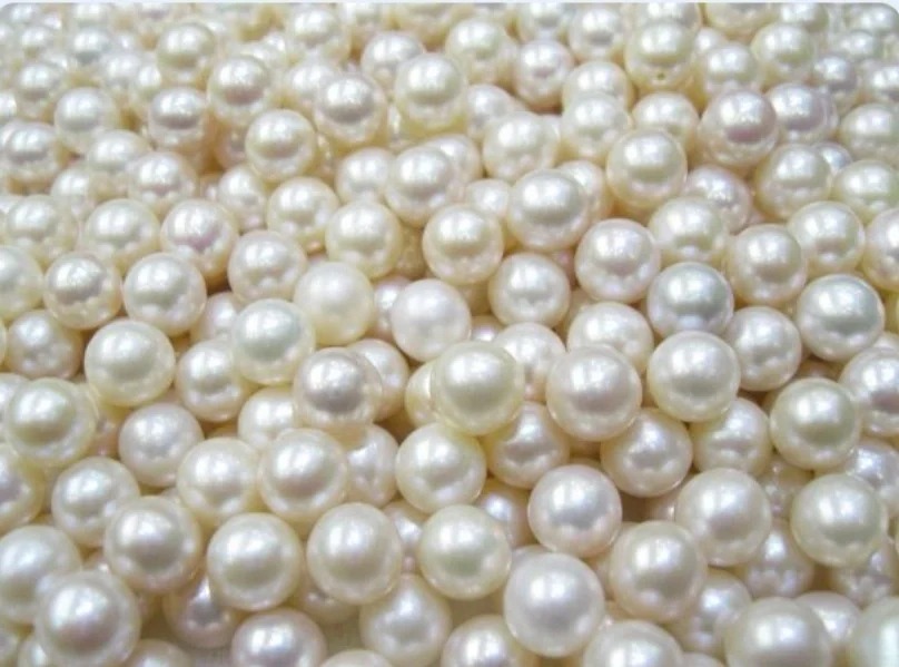 Southern Pearls from Guangdong scattered across the frame with rich ivory radiance.