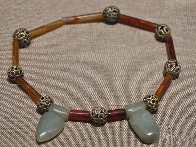 An exquisite Liao Dynasty agate Yingluo bracelet featuring refined craftsmanship from Liaoning.