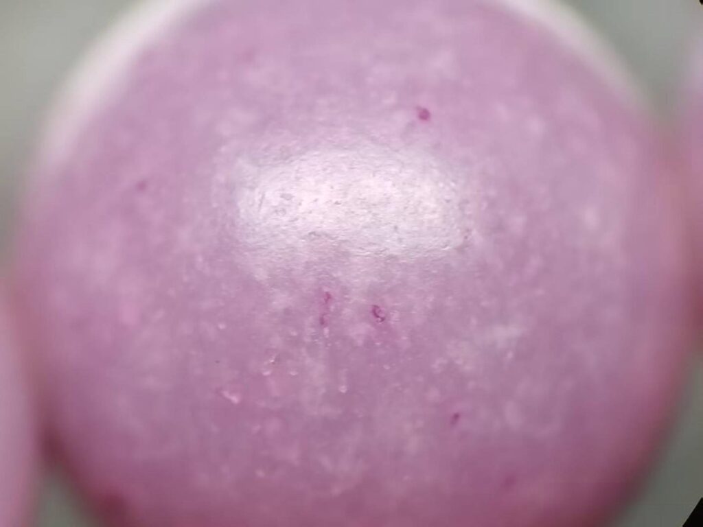 Microscopic view of jade fractures and white "cotton" inclusions without visible dye traces.