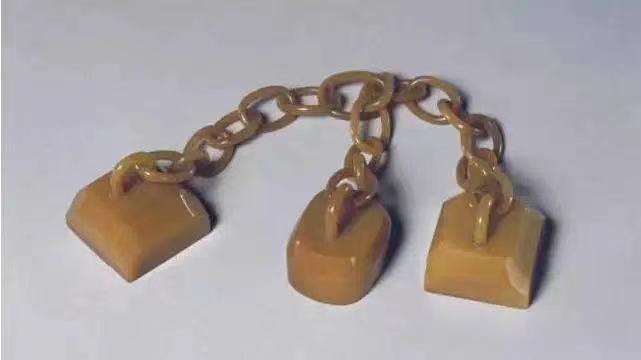 Three yellow Tianhuang stone seals connected by integrated stone chains, a Palace Museum treasure.