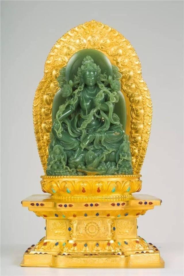 The Gold Medal-winning Ximu Jade sculpture "Green Tara" by Zhang Yonglai.