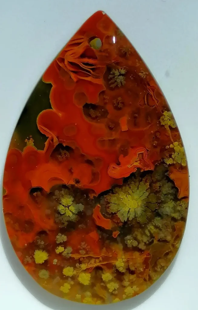 Vibrant "Water Grass" dendritic agate pendant from Hebei, featuring clear floral-like natural patterns.