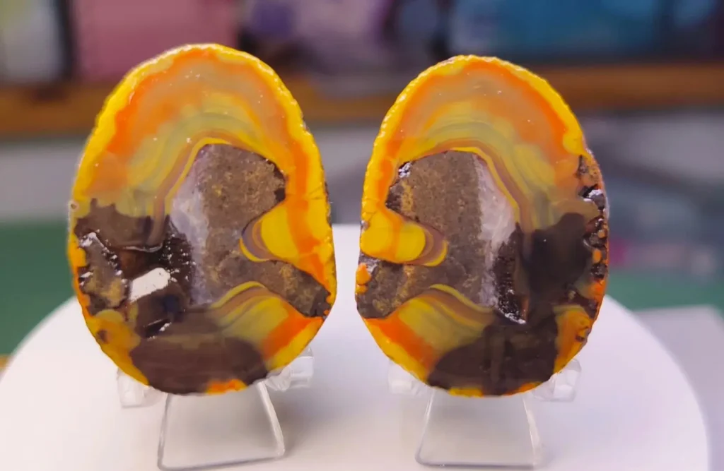 Two peeled Xuanhua Zhan-Guo Red raw stones, showing a crack-free surface and rich red and yellow.