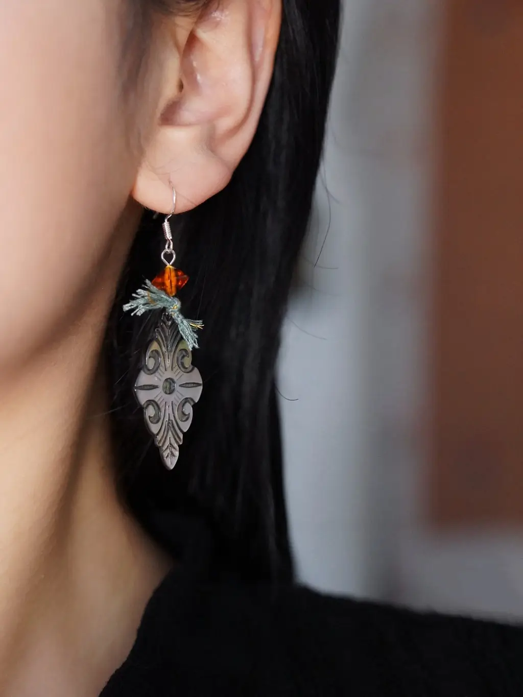 Close-up of a 925 silver earring hook on a model, highlighting the drop length near the jawline.