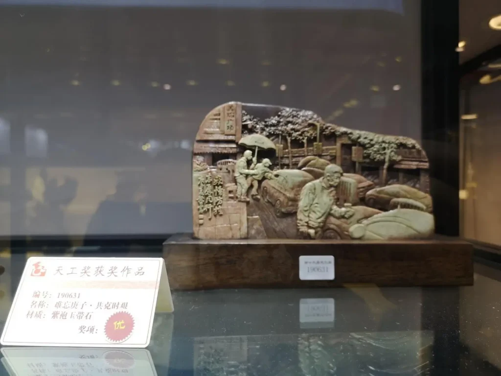 A relief carving depicting volunteers and cars during an epidemic on a layered stone.