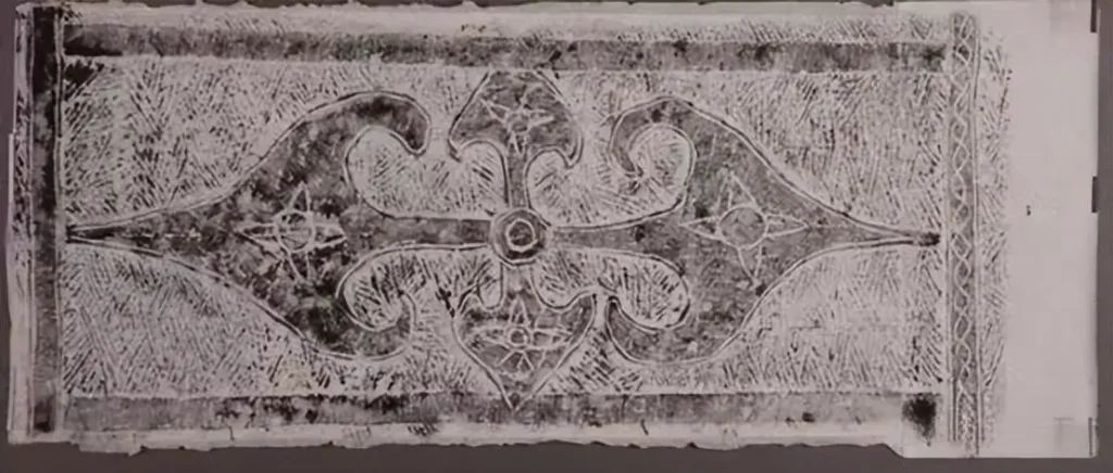 Ink rubbing of an Eastern Han stone coffin carving with a Fanghua (Persimmon Calyx) Pattern floral motif.