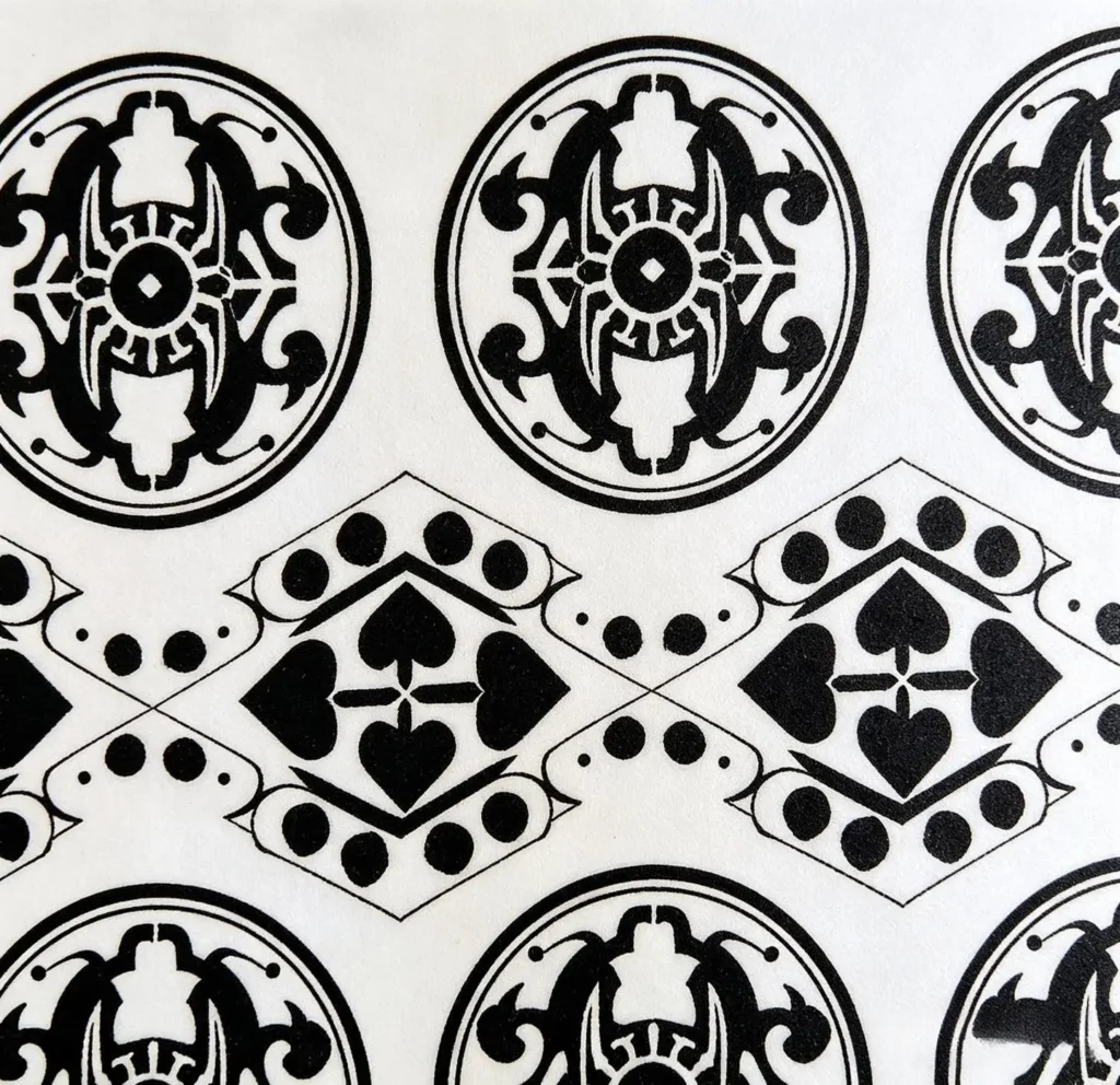 Black and white diagram of a Han silk pattern with animal circles and diamond motifs.