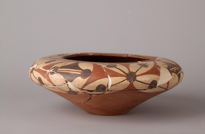 Neolithic painted pottery bowl featuring an early four-petal motif linked to the Persimmon Calyx Pattern.