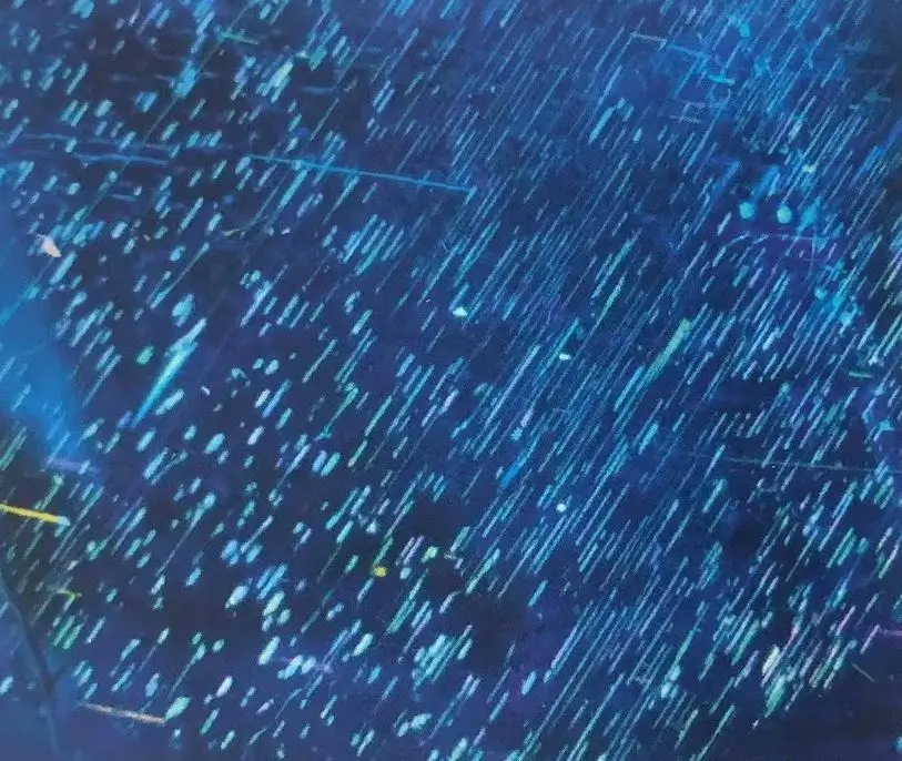 Oriented short to medium rutile needles with interference colors inside a Mogok sapphire