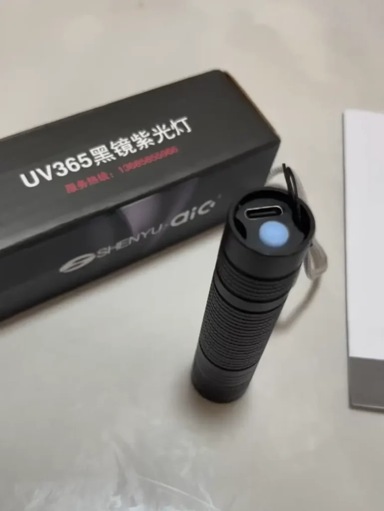 Professional 365 nm long-wave UV flashlight for gemstone testing