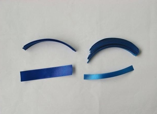 Neatly arranged 10 cm strips of blue satin ribbon prepared for a faux Diancui tutorial.