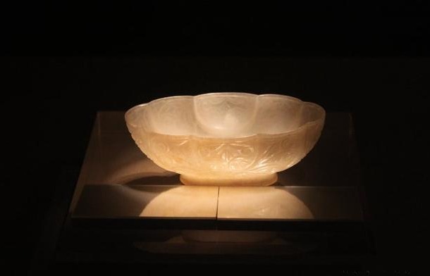 Tang dynasty white jade eight-lobed long cup with translucent thin walls